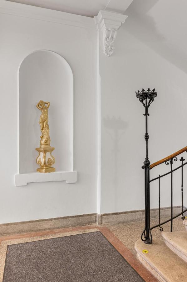 Downtown Bratislava B&B Bagian luar foto