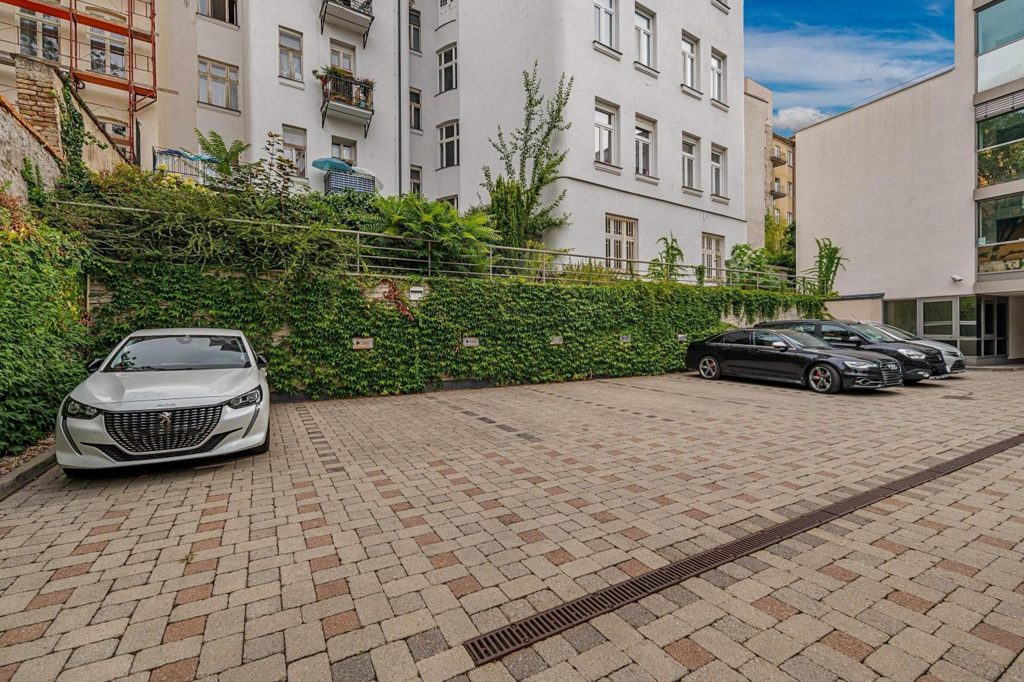 Downtown Bratislava B&B Bagian luar foto